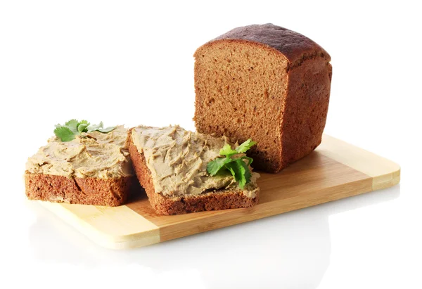 Świeże pasztet na chleb na desce na białym tle — Zdjęcie stockowe