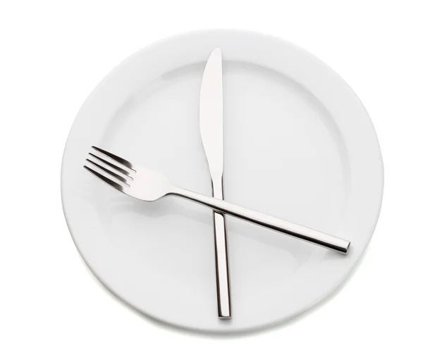 Placa vacía blanca con tenedor y cuchillo aislados en blanco — Foto de Stock