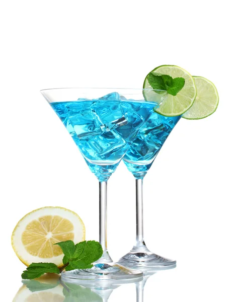 Koktajl w okulary martini z lodem na białym tle niebieski — Zdjęcie stockowe