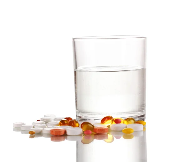 Szklanką wody i tabletki na białym tle — Zdjęcie stockowe