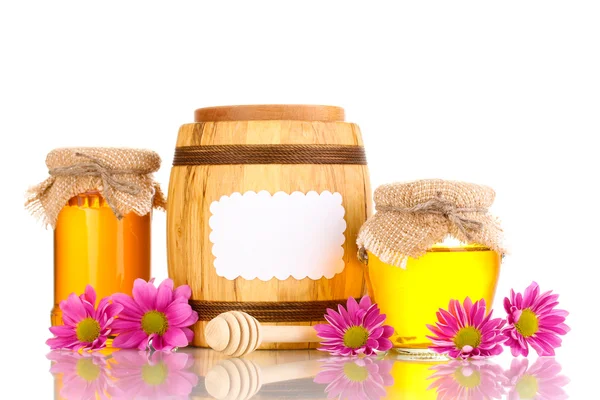 Söt honung i burkar och fat med drizzler isolerad på vit — Stockfoto