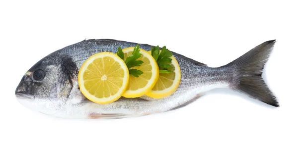 Φρέσκο ψάρι με λεμόνι και μαϊντανό που απομονώνονται σε λευκό — Φωτογραφία Αρχείου