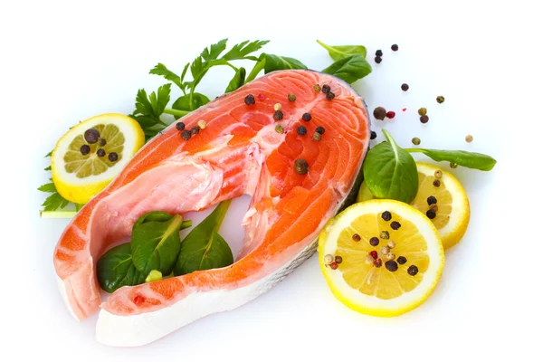 Czerwona ryba z cytryna, pietruszka, pieprz, na białym tle — Zdjęcie stockowe
