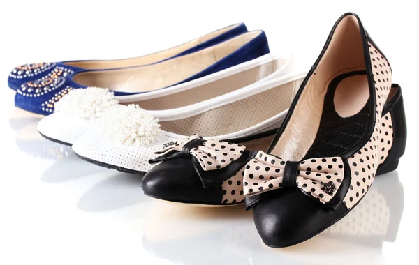 Verschillende paren van vrouwelijke platte schoenen geïsoleerd op wit — Stockfoto