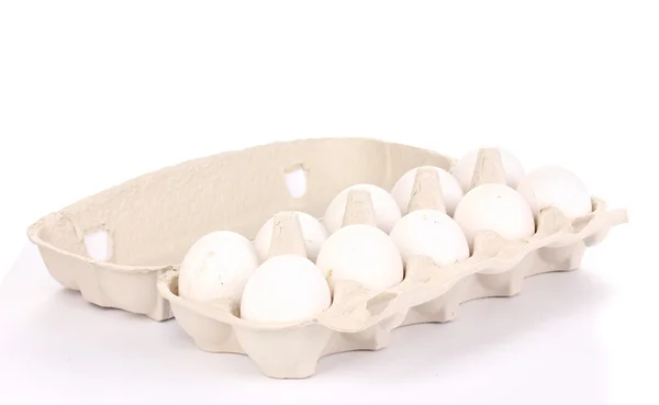 Uova in scatola di carta isolata su bianco — Foto Stock