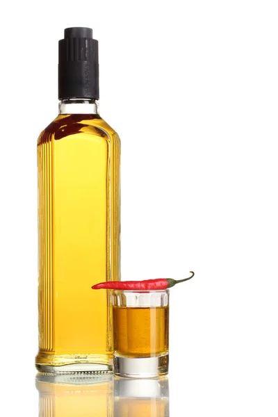 Butelkę i kieliszek pieprz wódki i czerwone chili pieprz na białym tle — Zdjęcie stockowe