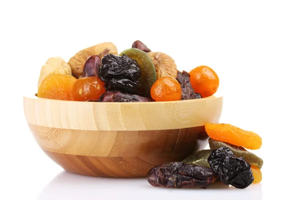 Сушеные фрукты в деревянной чаше, изолированной на белом — стоковое фото