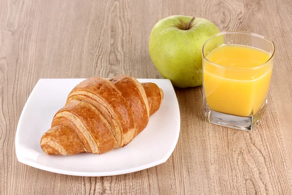 Pequeno-almoço clássico. Sumo de laranja e croissant — Fotografia de Stock