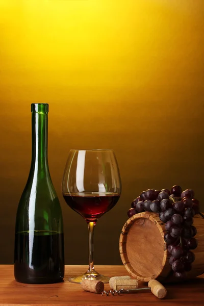 Dans une cave à vin. Composition de la bouteille de vin et du runlet — Photo