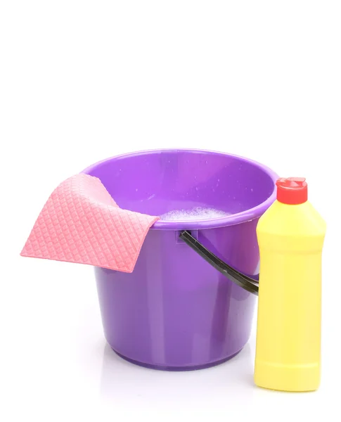 Hink med diskmedel och trasa för rengöring isolerad på vit — Stockfoto