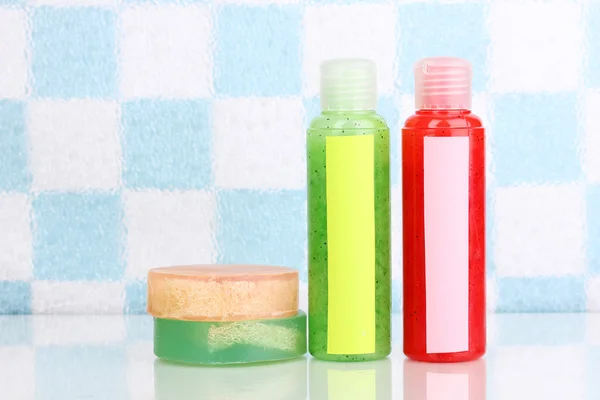 Scrubs en zeep in de badkamer — Stockfoto