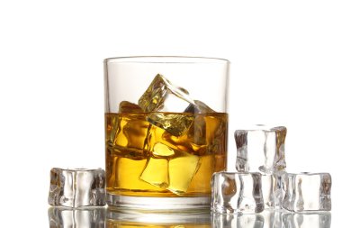 bardak viski ve buz üzerinde beyaz izole