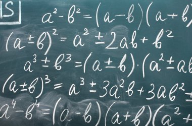 Masanın üzerinde yazılı matematik formülleri