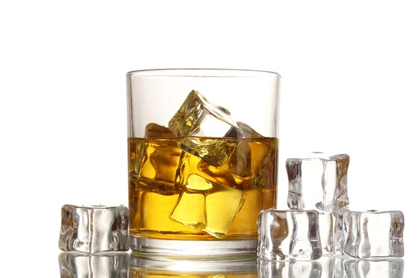 Glas whisky en ijs geïsoleerd op wit — Stockfoto