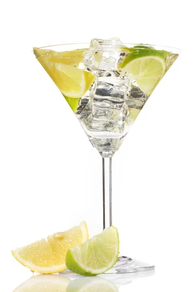 Koktejl s ledem, citrónovou a zelené vápna izolované na bílém — Stock fotografie