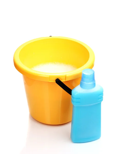 Kbelík s čisticím prostředkem na čištění, izolované na bílém — Stock fotografie