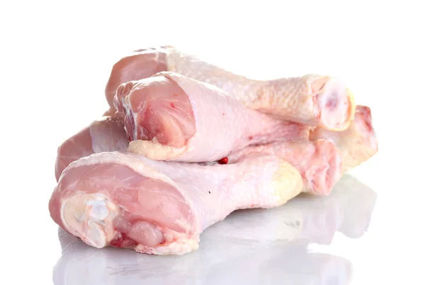 Baquetas de frango cru em placa com salsa isolada em branco — Fotografia de Stock