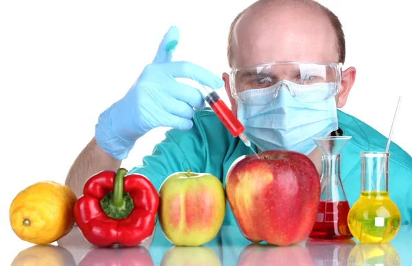 Científico inyectando OGM en las verduras — Foto de Stock