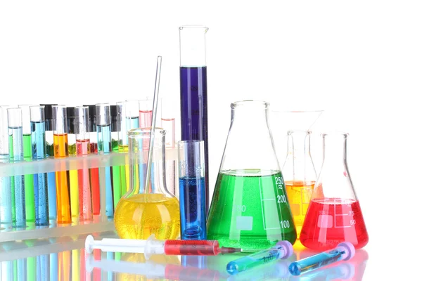 Verschillende laboratoriumglaswerk met kleur vloeistof geïsoleerd op wit — Stockfoto