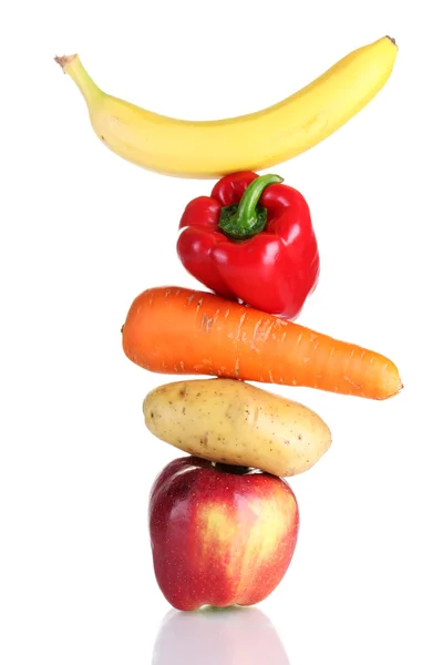 Свіжі овочі та фрукти ізольовані на білому — стокове фото