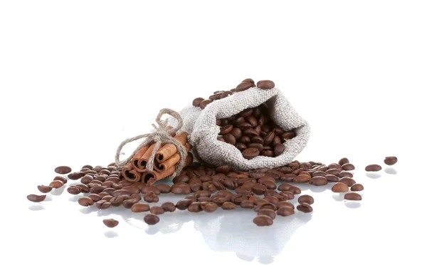 Grãos de café em saco de lona isolado em branco — Fotografia de Stock