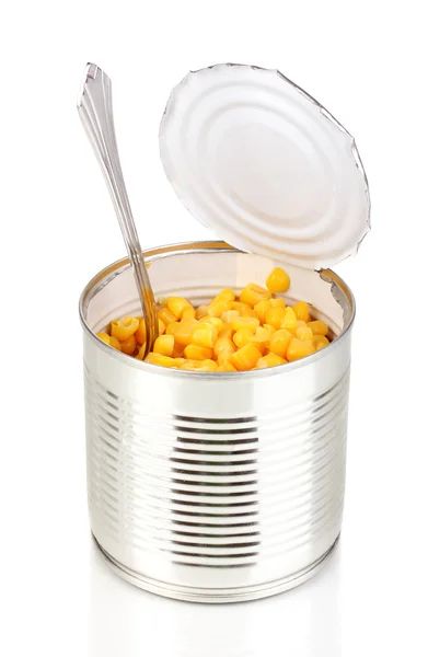 Open blikje maïs met lepel geïsoleerd op wit — Stockfoto