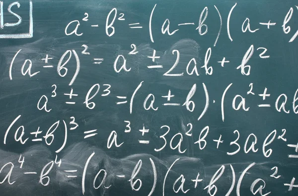 机の上に書かれた数学の数式 ロイヤリティフリーのストック写真