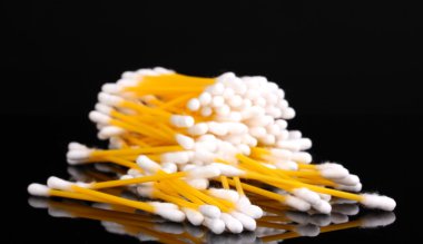 pamuklu kulak sopa üstünde siyah izole