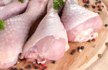 çiğ tavuk drumsticks maydanoz ve biber kesme tahtası üzerinde