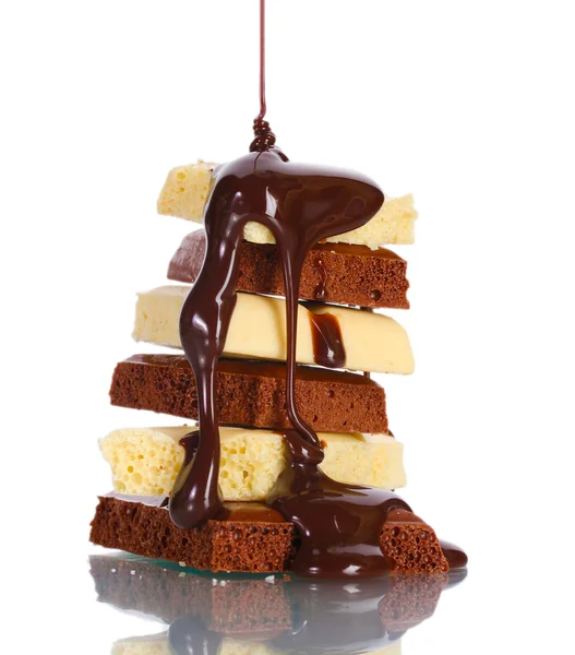 Segmenten van melk en witte chocolade bar gegoten chocolade op wit wordt geïsoleerd — Stockfoto