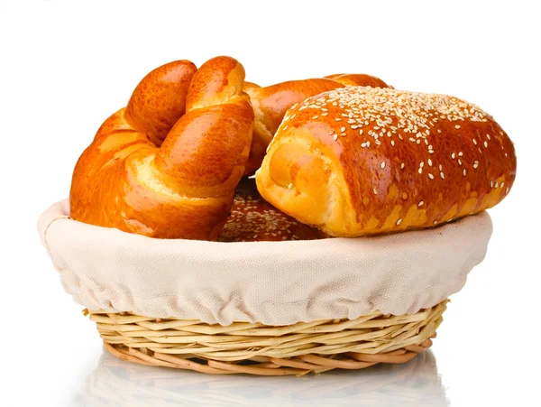 Pane al forno in cesto isolato su bianco — Foto Stock