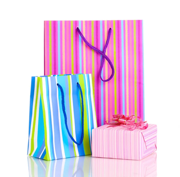 Sacs cadeaux colorés avec des cadeaux isolés sur blanc — Photo