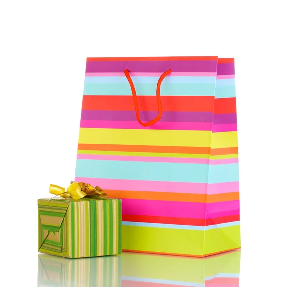 Renkli hediye çanta üzerinde beyaz izole hediyeler ile — Stok fotoğraf