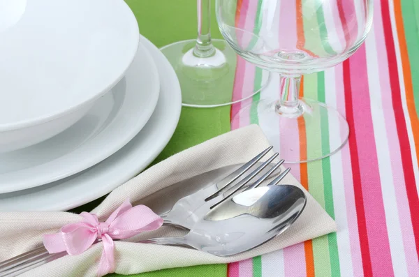 フォーク、スプーン、ナイフ、皿、ナプキンとテーブルの設定 — ストック写真