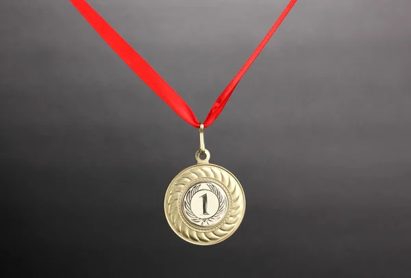 Medalha de ouro sobre fundo cinza — Fotografia de Stock