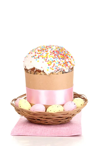 Bolo de Páscoa bonita em cesta com ovos isolados em branco — Fotografia de Stock