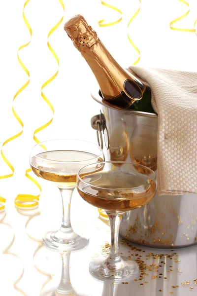 Champagnerflasche im Eimer mit Eis und Champagnergläsern, isoliert auf weiß — Stockfoto