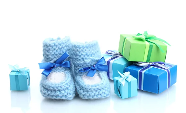 Belos presentes e botas do bebê isolado no branco — Fotografia de Stock