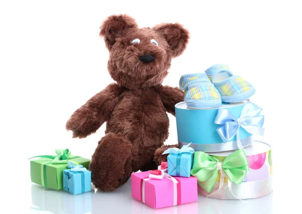 Vackra gåvor, barnets stövletter och Björn leksak isolerad på vit — Stockfoto