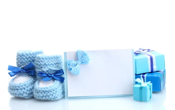 Piękne prezenty, trzewiki dziecka i pocztówka puste, na białym tle — Zdjęcie stockowe