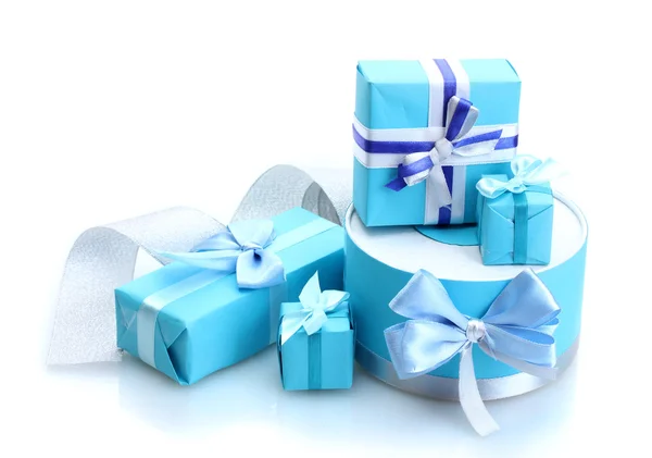Mavi üzerine beyaz izole yay hediyelerle — Stok fotoğraf