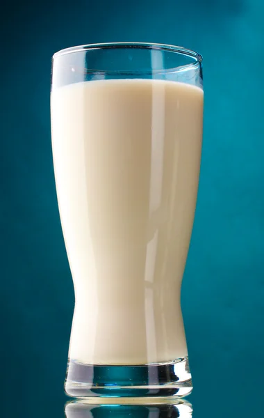 Szklanka mleka na niebieskim tle — Zdjęcie stockowe