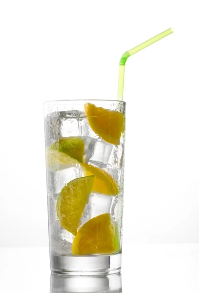 Kalte frische Limonade isoliert auf weiß — Stockfoto