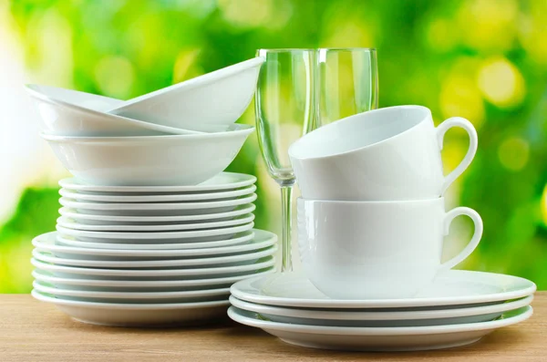 Yeşil zemin üzerine ahşap masa üstünde temiz yemekler — Stok fotoğraf