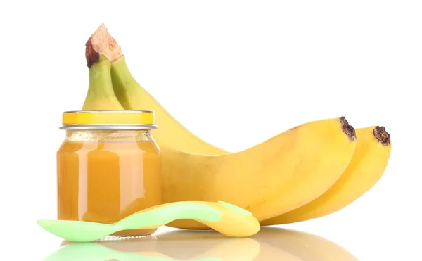 Tarro de puré de bebé con plátanos y cuchara aislada en blanco — Foto de Stock
