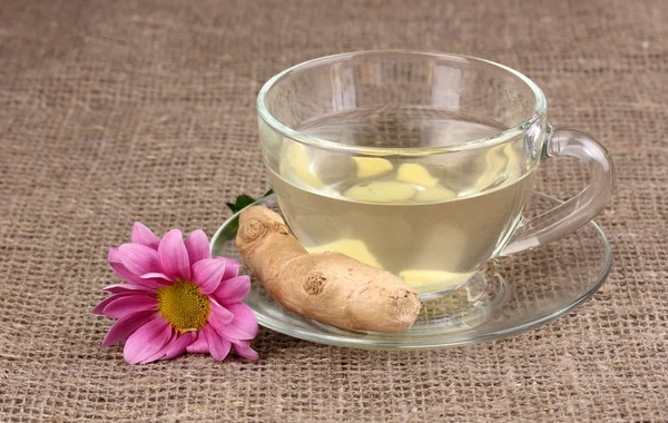 Υγιή τσάι τζίντζερ και λουλούδι σε λινάτσα — Φωτογραφία Αρχείου
