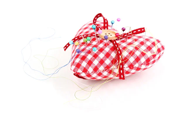 Gekleurde spijkers in pin-kussen geïsoleerd op wit — Stockfoto
