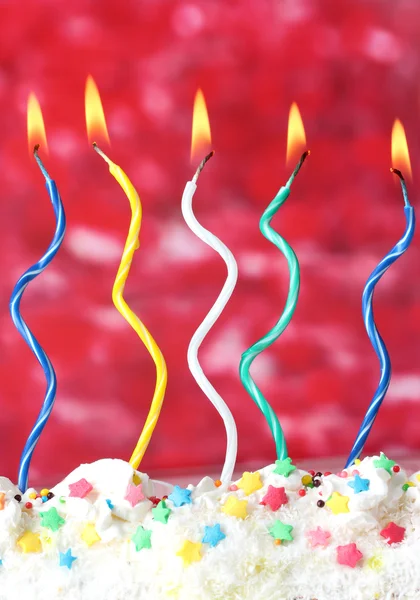 빨간색 바탕에 아름 다운 생일 촛불 — 스톡 사진