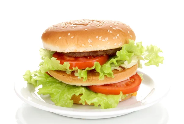 Grande e gustoso hamburger su piatto isolato su bianco — Foto Stock