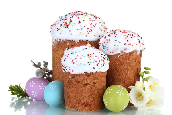 美しいイースター ケーキ、カラフルな卵、白で隔離される花 — ストック写真